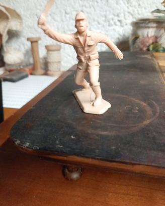 soldatino militare vintage in plastica color sabbi