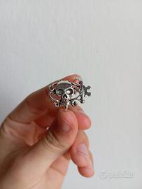 anello con teschio punk alternativo