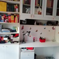 Parete attrezzata con scrivania e cassetti