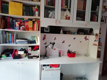 Parete attrezzata con scrivania e cassetti