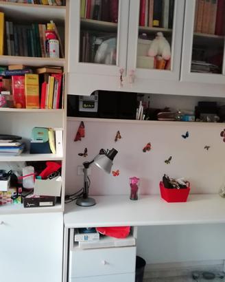 Parete attrezzata con scrivania e cassetti