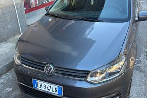 Polo grigia berlina