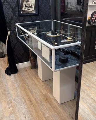 Arredamento  negozio e non solo