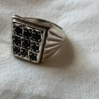 Anello in argento con zaffiri grezzi neri 