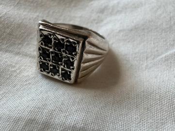 Anello in argento con zaffiri grezzi neri 