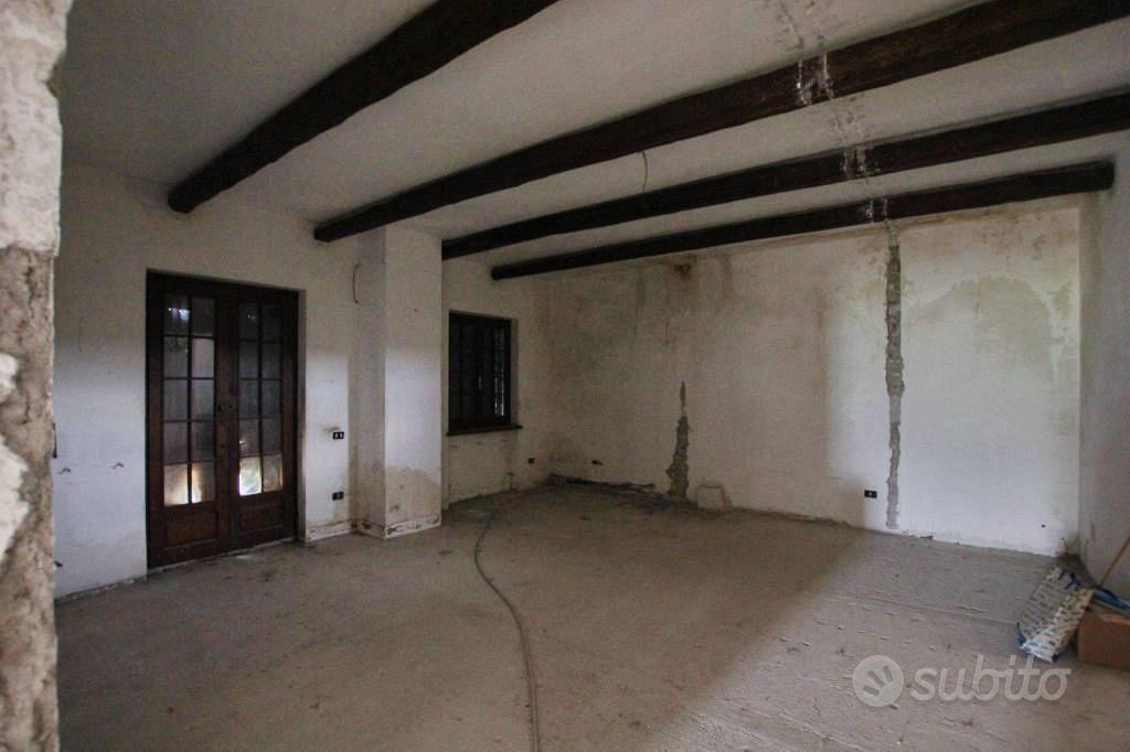 Rustico / Casale di 415 m² con più di 5 locali a R - Altro