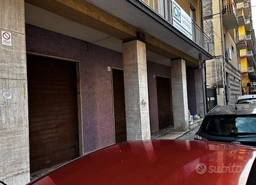 Locale alta visibilità 120mq 3 luci + deposito