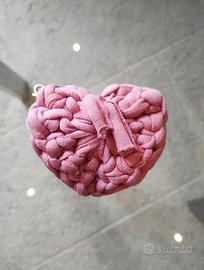 Cuore uncinetto rosa con moschettone