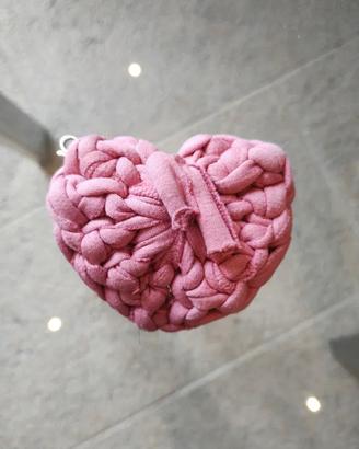 Cuore uncinetto rosa con moschettone