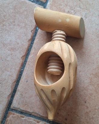 schiaccianoci in legno 