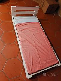 lettino montessoriano in legno per bambini