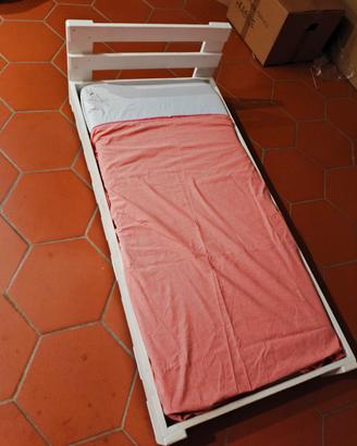 lettino montessoriano in legno per bambini