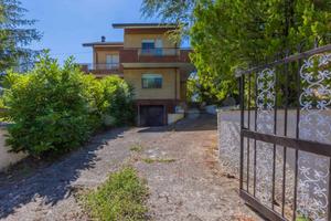 Villa di 199 m² con 5 locali e box auto a Salisano