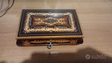 Scatola portaoggetti in legno con carillon 