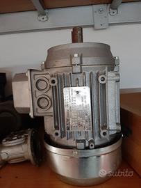 2 motori elettrici 