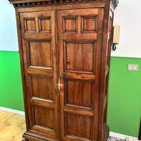 Mobile antico con ripiani