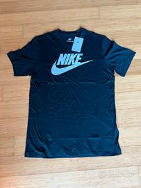 Maglietta Nike nera con maxi logo-nuova