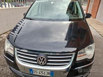 volkswagen touran 2.0 highline metano  .