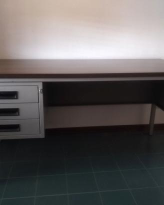 scrivania con cassetti