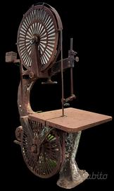 Vecchia segatrice a nastro da falegnameria