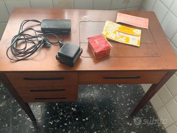 Tavolo in legno con macchina da cucire Singer anni