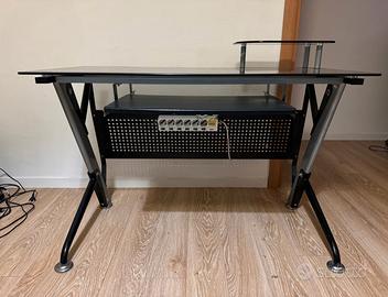 scrivania portacomputer e sedia ergonomica