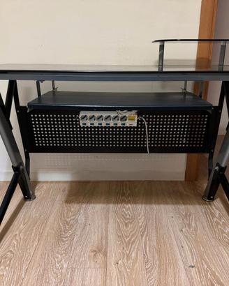 scrivania portacomputer e sedia ergonomica