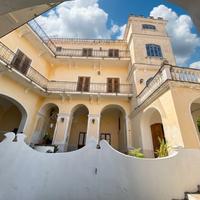 Soluzione indipendente, con corte e giardino