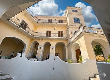 Soluzione indipendente, con corte e giardino