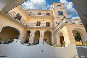 Soluzione indipendente, con corte e giardino