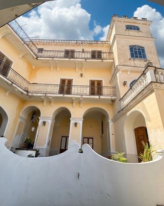 Soluzione indipendente, con corte e giardino