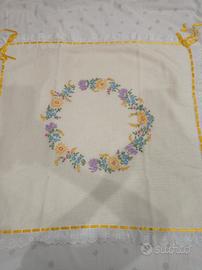 Copertina culla o carrozzina  ricamata a mano 