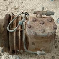 Compressore semi ermetico per cella