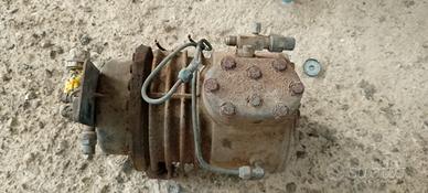 Compressore semi ermetico per cella