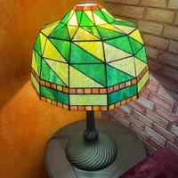 Lampada in vetro Tiffany e base in ottone. 