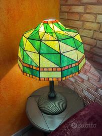 Lampada in vetro Tiffany e base in ottone. 