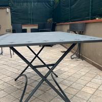 Tavolino e sedie da giardino in ferro