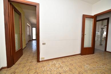 Ampio appartamento in via santa barbara