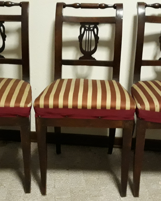 Sedie vintage in legno con simbolo della LIRA