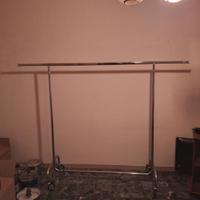 Appendiabiti in acciaio cromato con ruote