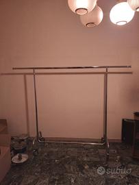 Appendiabiti in acciaio cromato con ruote