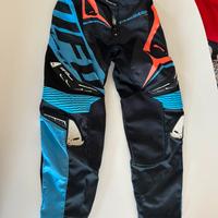 stivale 39, pantalone 26 nero e 28 arancio