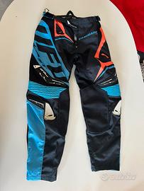 stivale 39, pantalone 26 nero e 28 arancio