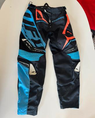 stivale 39, pantalone 26 nero e 28 arancio