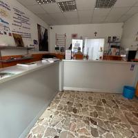 Bancone reception per negozio