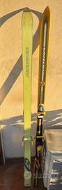 Sci gialli e neri Modello Rossignol con attacchi