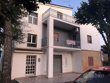 Primo e secondo piano palazzina singola a Marconia