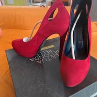 Scarpa décolleté rosso particolari tacco alto
