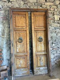 Porta vecchia completa di ferramenta originale.