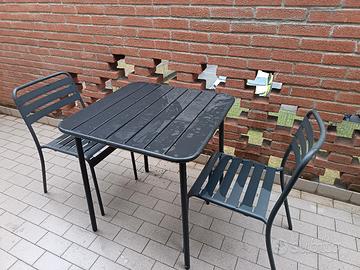 Set tavolo con sedie da giardino 